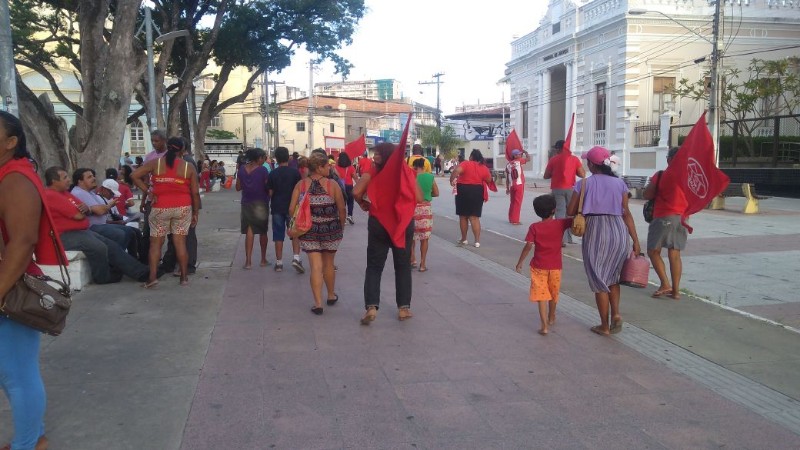 Com panfletos e cartazes, manifestantes tomaram conta da Praça Deodoro, no Centro