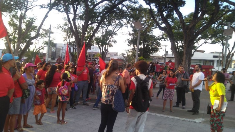Com panfletos e cartazes, manifestantes tomaram conta da Praça Deodoro, no Centro