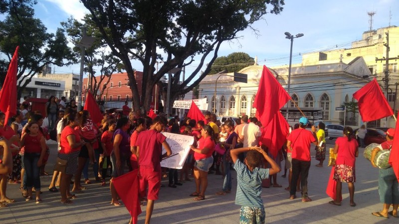 Com panfletos e cartazes, manifestantes tomaram conta da Praça Deodoro, no Centro