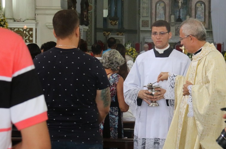 Católicos celebram a missa de Páscoa na Catedral Metropolitana de Maceió