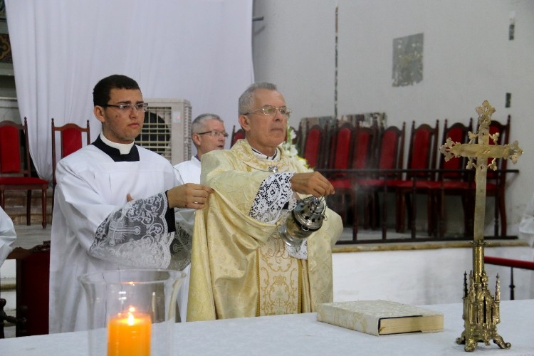 Católicos celebram a missa de Páscoa na Catedral Metropolitana de Maceió