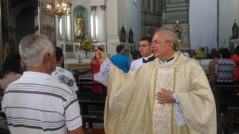 Católicos celebram a missa de Páscoa na Catedral Metropolitana de Maceió