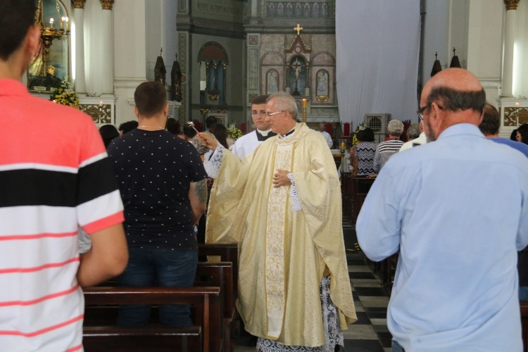 Católicos celebram a missa de Páscoa na Catedral Metropolitana de Maceió
