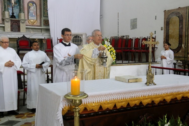 Católicos celebram a missa de Páscoa na Catedral Metropolitana de Maceió