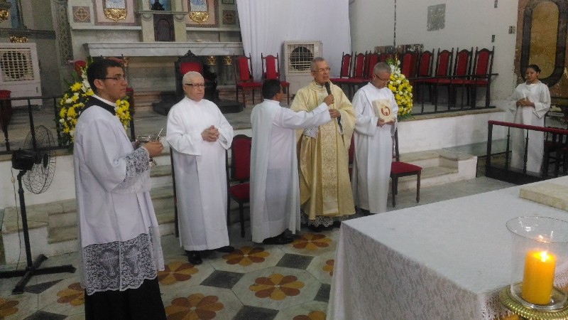Católicos celebram a missa de Páscoa na Catedral Metropolitana de Maceió