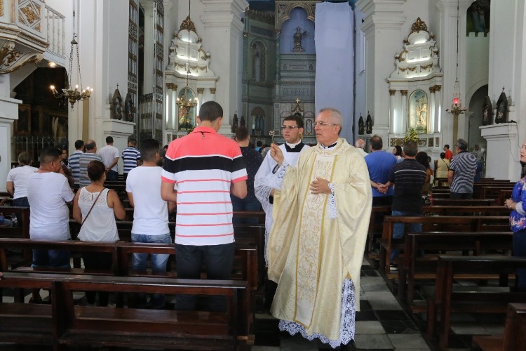 Católicos celebram a missa de Páscoa na Catedral Metropolitana de Maceió