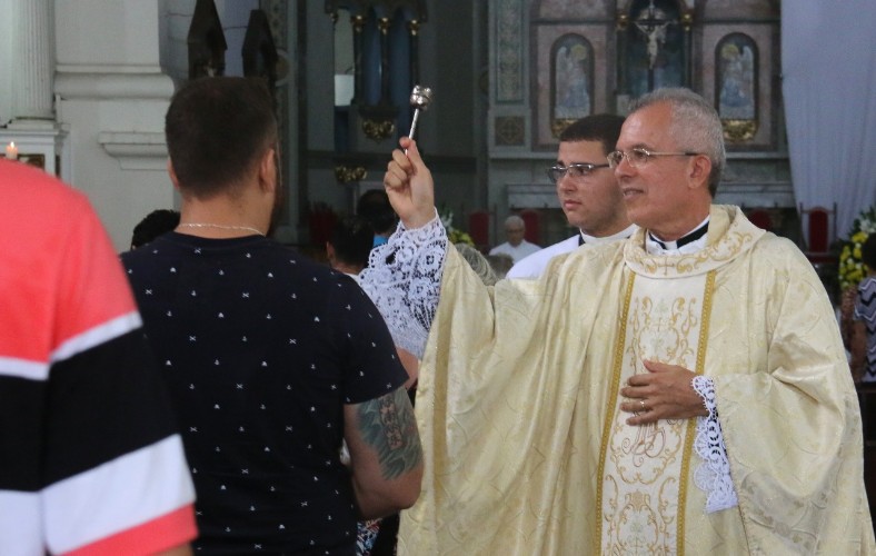 Católicos celebram a missa de Páscoa na Catedral Metropolitana de Maceió