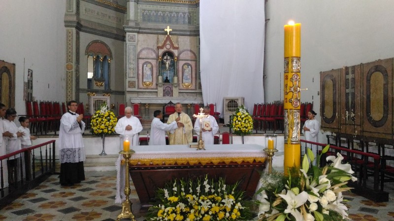 Católicos celebram a missa de Páscoa na Catedral Metropolitana de Maceió