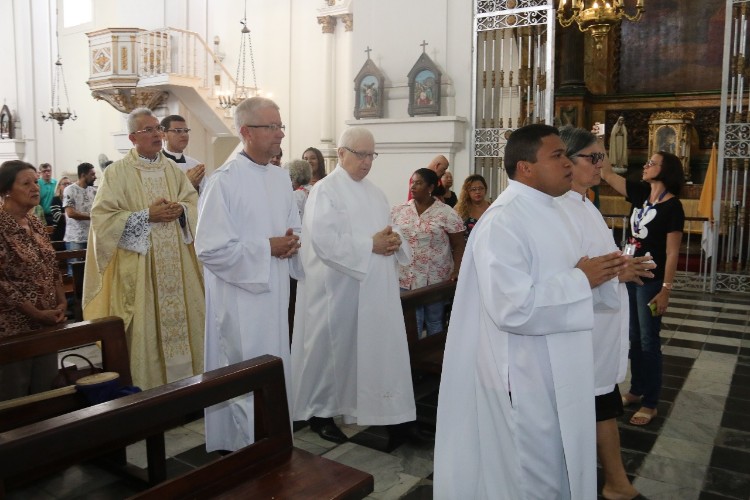 Católicos celebram a missa de Páscoa na Catedral Metropolitana de Maceió