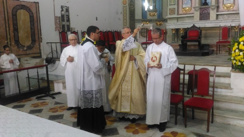 Católicos celebram a missa de Páscoa na Catedral Metropolitana de Maceió