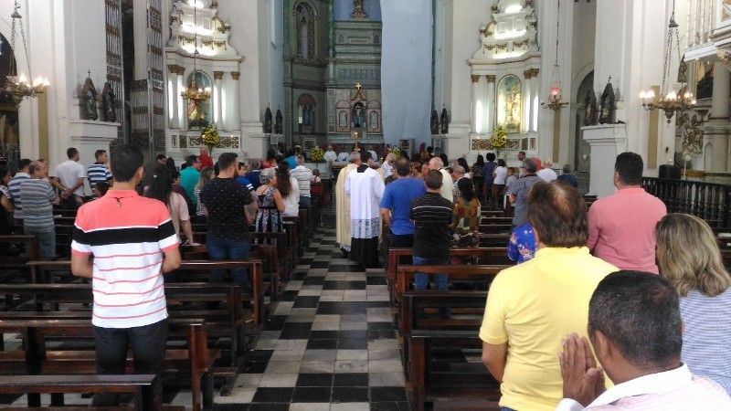 Católicos celebram a missa de Páscoa na Catedral Metropolitana de Maceió