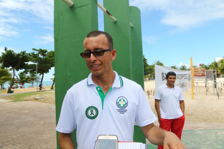 Cruzes espalhadas na orla de Maceió lembram vítimas de acidente de trabalho
