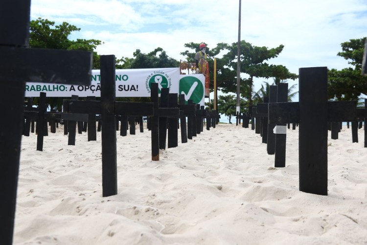 Cruzes espalhadas na orla de Maceió lembram vítimas de acidente de trabalho