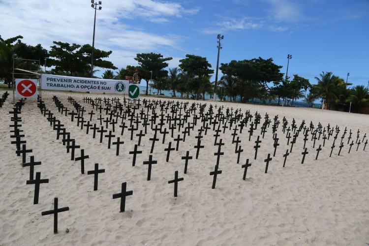 Cruzes espalhadas na orla de Maceió lembram vítimas de acidente de trabalho