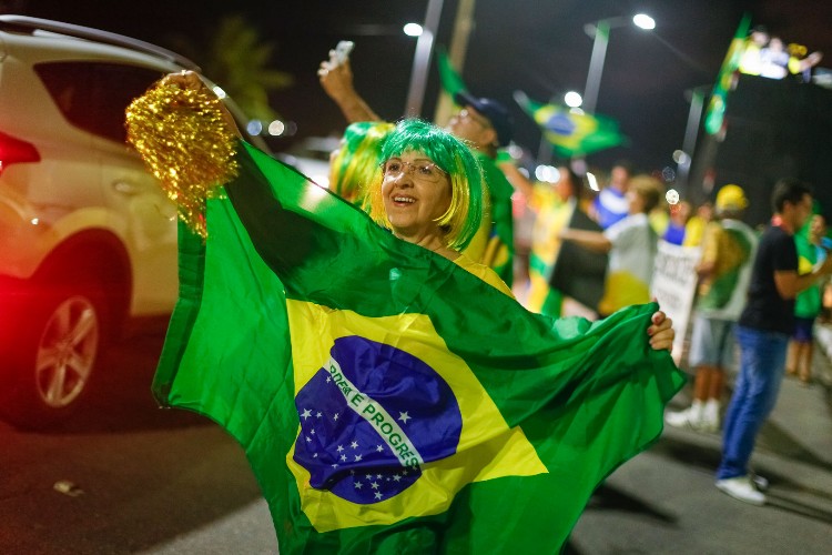 Alagoanos a favor da prisão de Lula fazem manifestação na orla da Ponta Verde