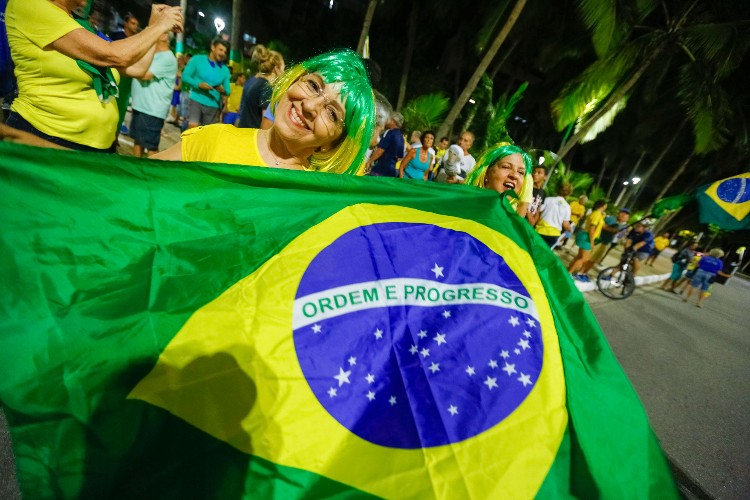 Alagoanos a favor da prisão de Lula fazem manifestação na orla da Ponta Verde