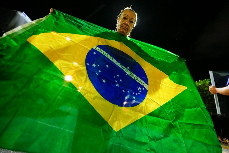 Alagoanos a favor da prisão de Lula fazem manifestação na orla da Ponta Verde