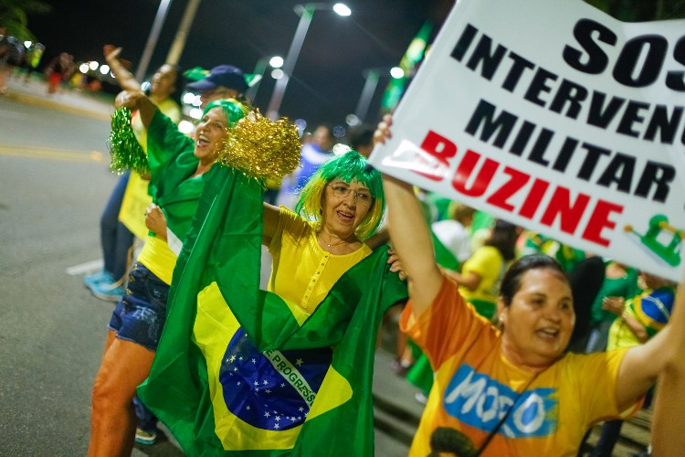 Alagoanos a favor da prisão de Lula fazem manifestação na orla da Ponta Verde
