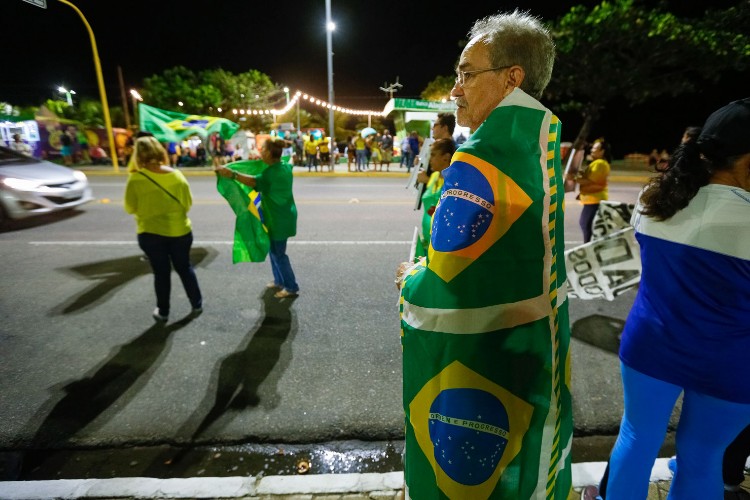 Alagoanos a favor da prisão de Lula fazem manifestação na orla da Ponta Verde