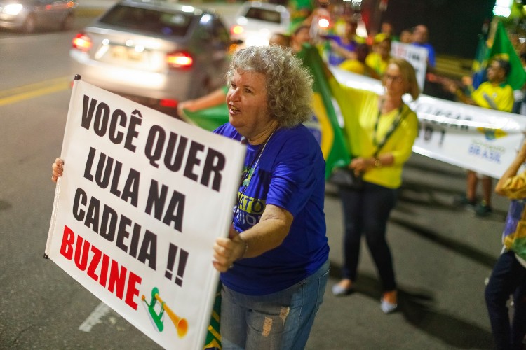 Alagoanos a favor da prisão de Lula fazem manifestação na orla da Ponta Verde
