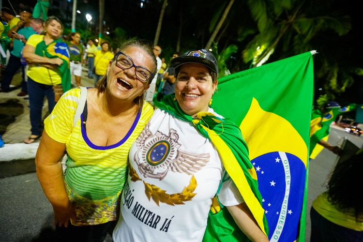 Alagoanos a favor da prisão de Lula fazem manifestação na orla da Ponta Verde
