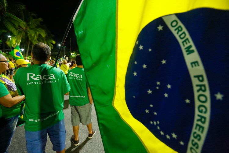 Alagoanos a favor da prisão de Lula fazem manifestação na orla da Ponta Verde