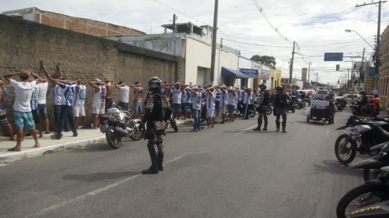 Drogas e bombas são encontradas com torcedores