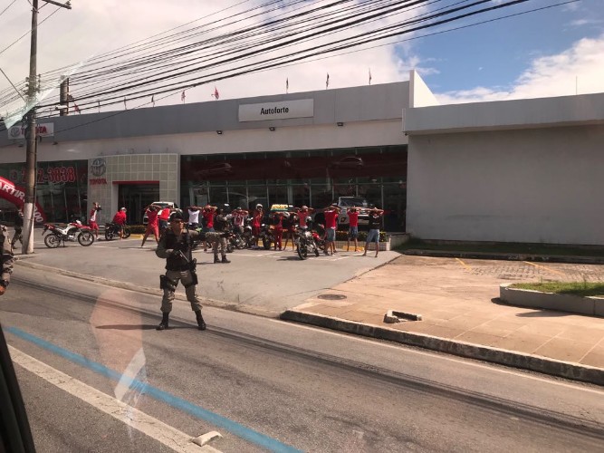 Drogas e bombas são encontradas com torcedores