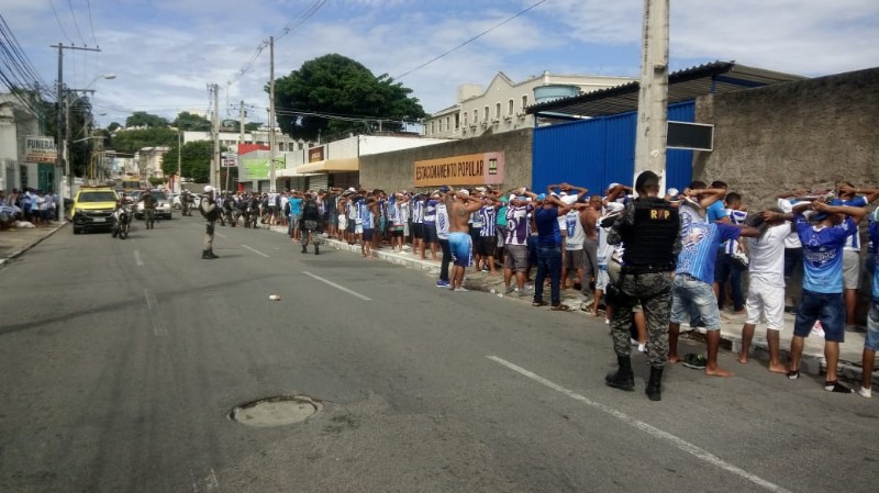 Drogas e bombas são encontradas com torcedores