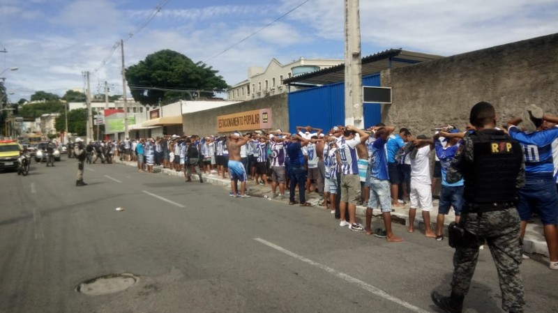 Drogas e bombas são encontradas com torcedores