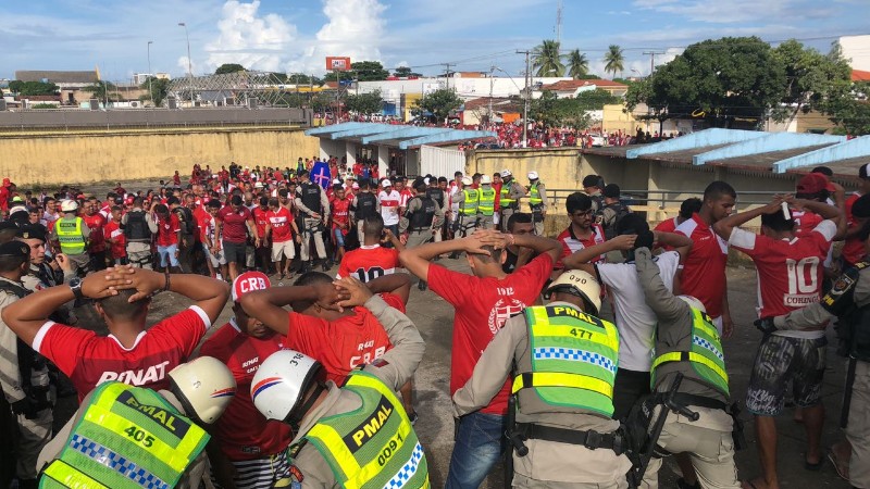 Drogas e bombas são encontradas com torcedores