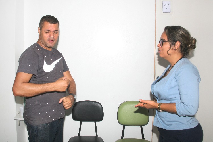 Surdo conversa com psicóloga na AAPPE