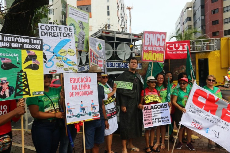Ato marca 1º de maio e tem objetivo de sensibilizar população
