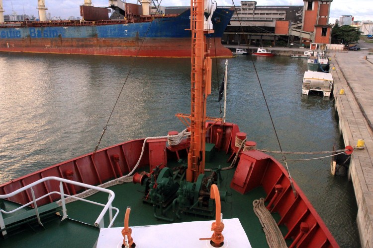 Navio da Marinha abre para visitação do público no Porto de Maceió