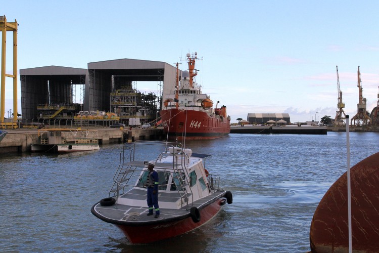 Navio da Marinha abre para visitação do público no Porto de Maceió