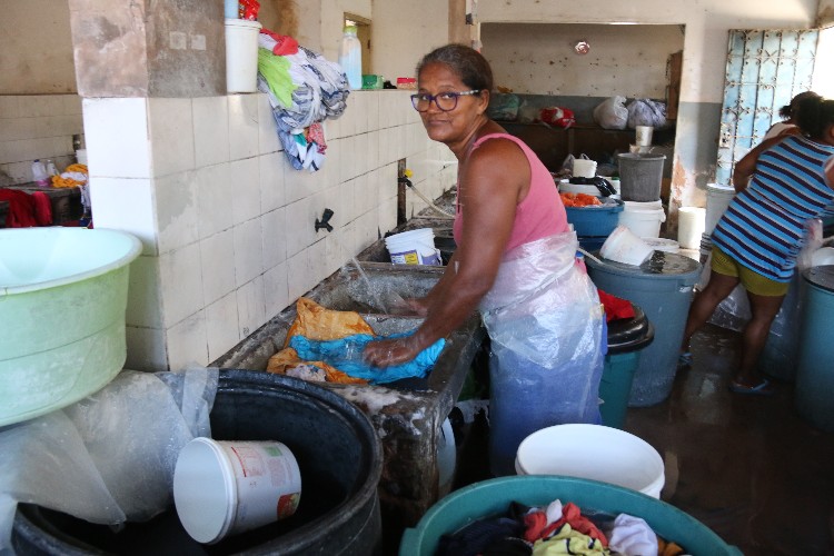 Trabalho é feito de maneira artesanal e sem o uso de maquinários