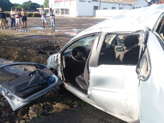 Veículo sobra em pista, passageiro é arremessado e morre 