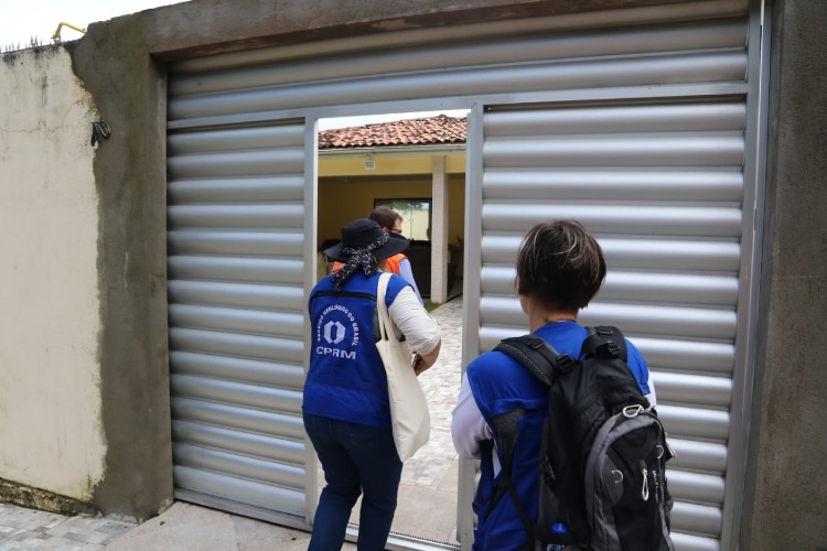 Equipe percorreu imóveis e conferiu a existência de rachaduras