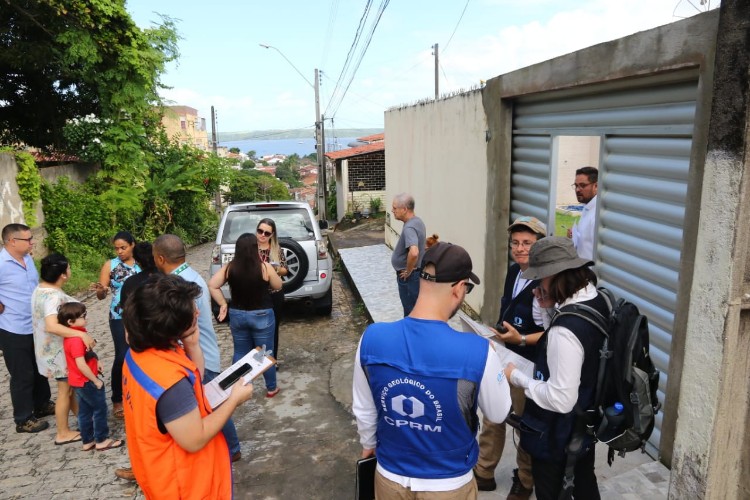 Equipe percorreu imóveis e conferiu a existência de rachaduras