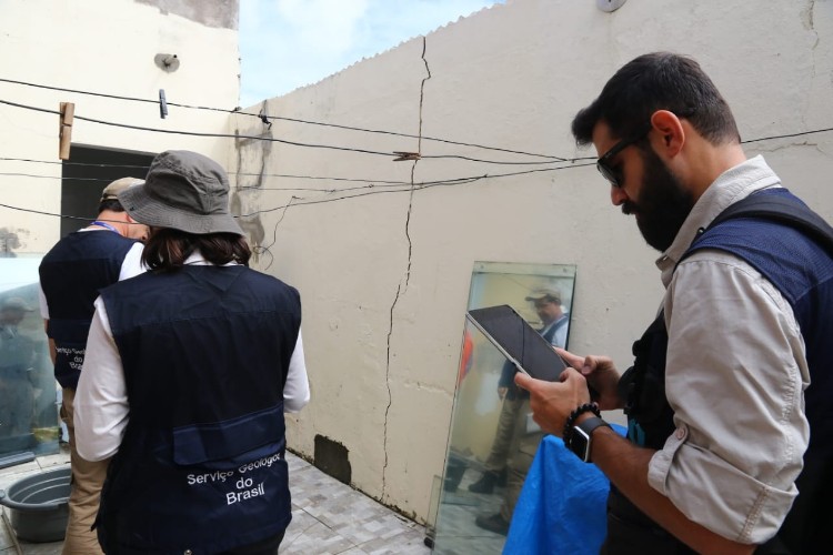 Equipe percorreu imóveis e conferiu a existência de rachaduras