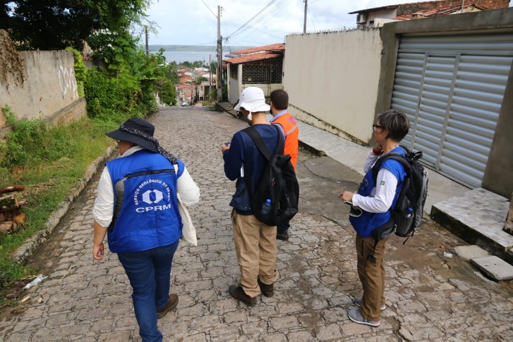 Equipe percorreu imóveis e conferiu a existência de rachaduras