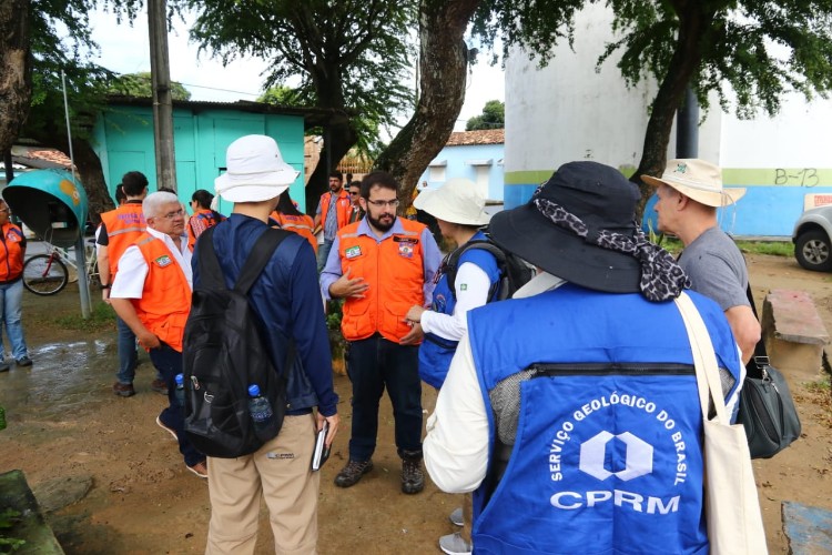 Equipe percorreu imóveis e conferiu a existência de rachaduras