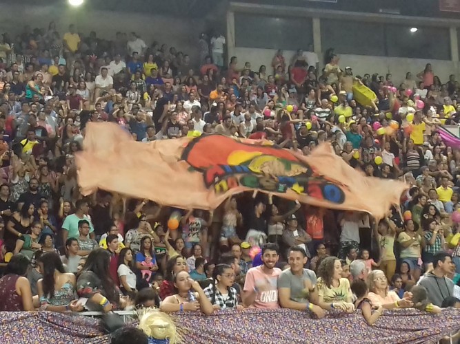 Torcida para a quadrilha Amanhecer do Sertão