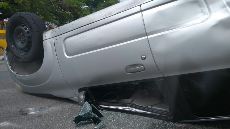 Enquanto dirigia, grávida capota com o carro 