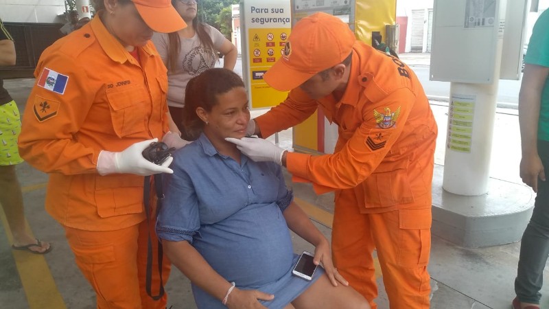 Enquanto dirigia, grávida capota com o carro 