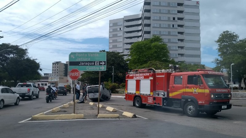 Enquanto dirigia, grávida capota com o carro 
