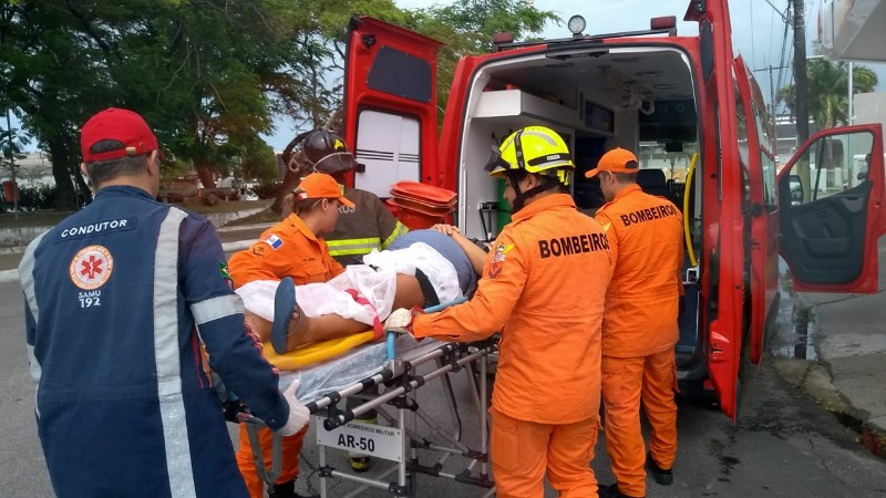Enquanto dirigia, grávida capota com o carro 