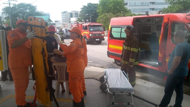 Enquanto dirigia, grávida capota com o carro 