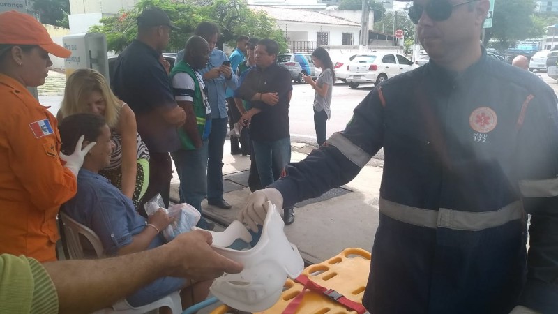 Enquanto dirigia, grávida capota com o carro 