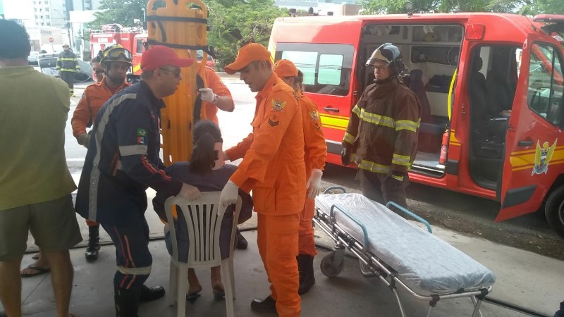 Enquanto dirigia, grávida capota com o carro 